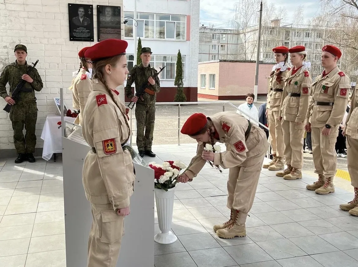 …Когда Отечество в беде,  Приходят ему на помощь сыновья, Всем сердцем землю Отчую любя, Порою в пра