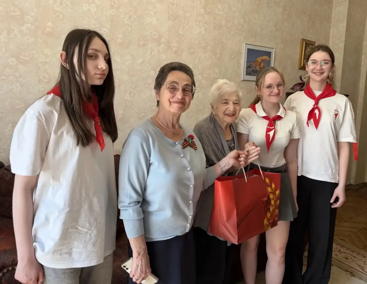 ПОЗДРАВЛЕНИЯ ВЕТЕРАНОВ В КАНУН ВЕЛИКОЙ ПОБЕДЫ  🎖️ Сегодня нашей школе выпала большая честь поздравля