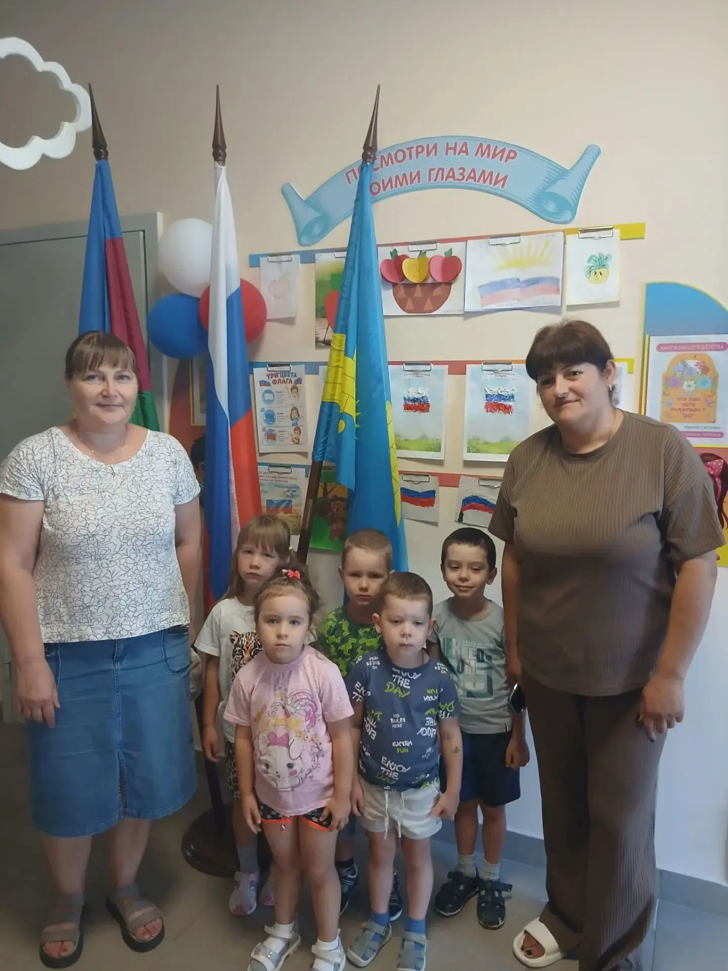 🇷🇺 Сегодня в детском саду «Фантазия» прошла торжественная церемония поднятия флагов!
