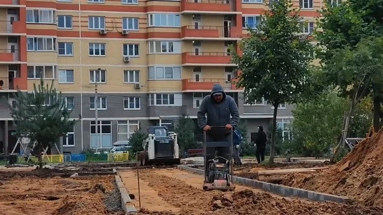 🌳 В Свердловском начали благоустройство общественной территории на улице Березовой