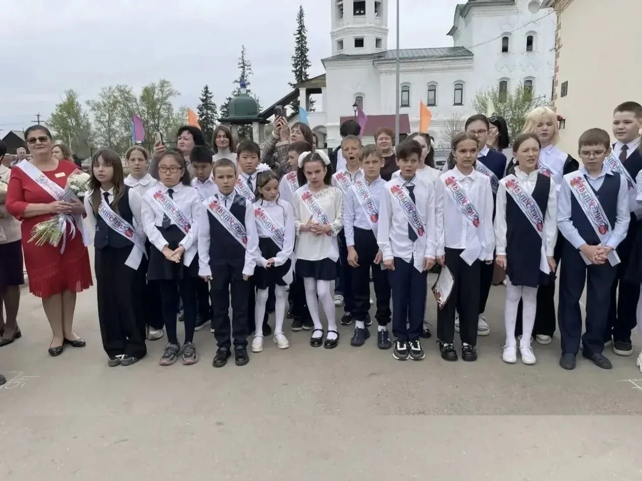 В нашей школе прозвенел последний звонок... для самых младших выпускников — 4 классов!  Смотрите на 
