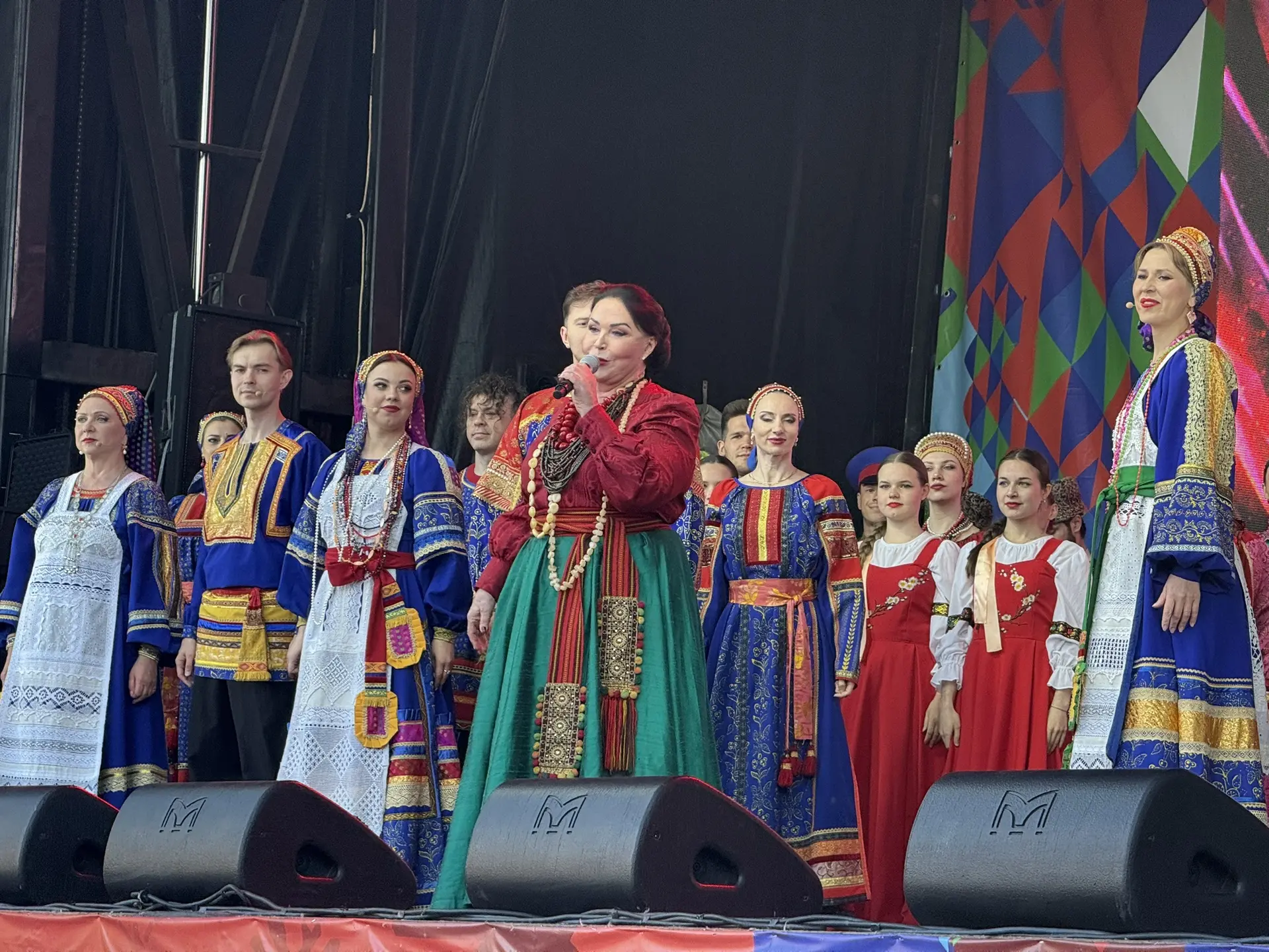 На сцене Надежда Бабкина - Народная артистка России