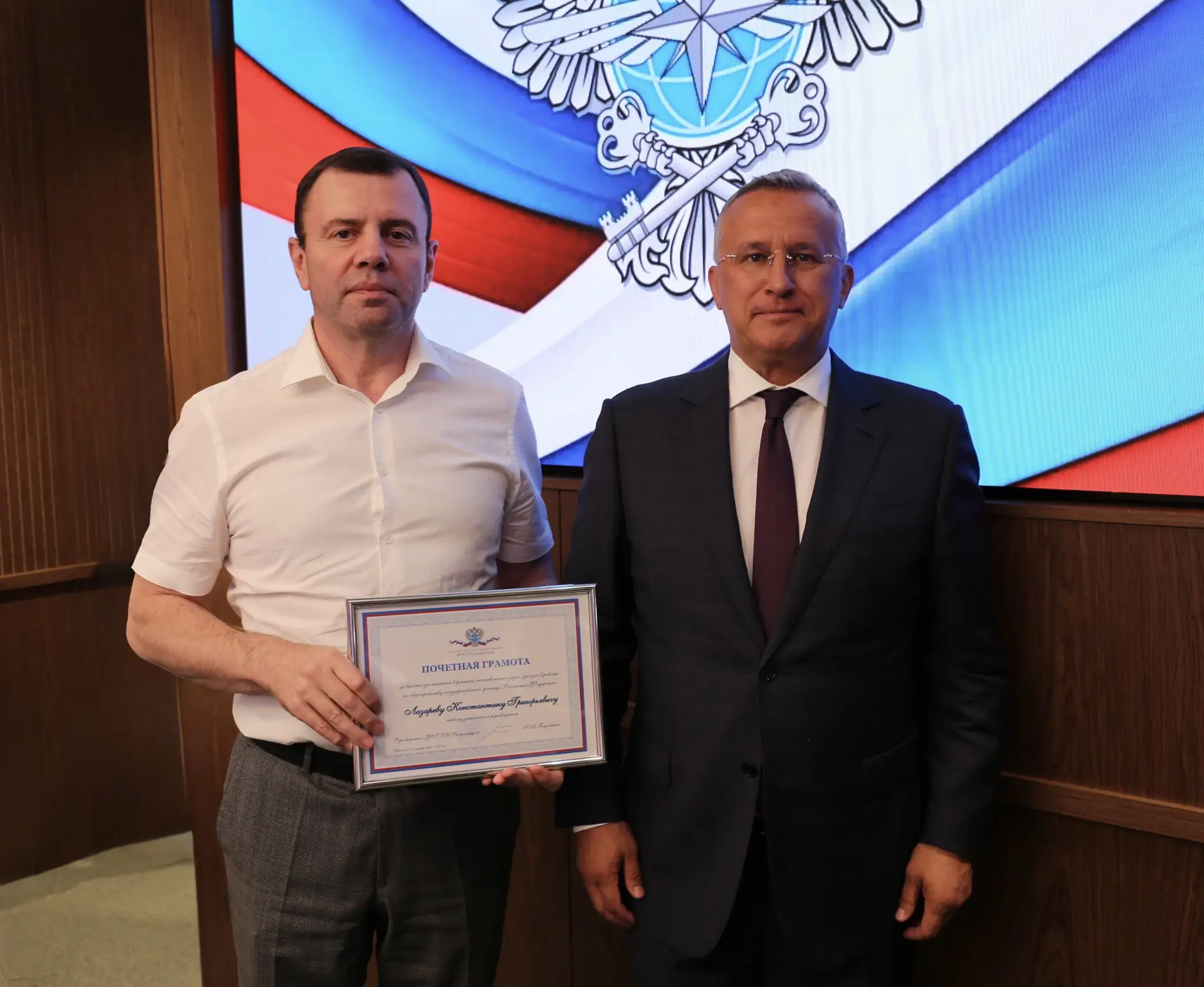 Геннадий Безлобенко вручил сотрудникам Росгранстроя заслуженные награды

📣 В центральном аппарате Ф