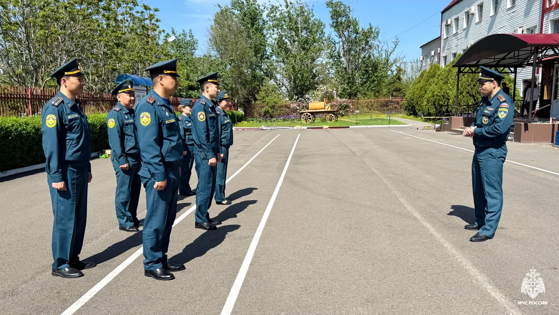 🫡 Строевая стойка, повороты на месте, выполнение воинского приветствия...   🔹Умение выполнять элемен