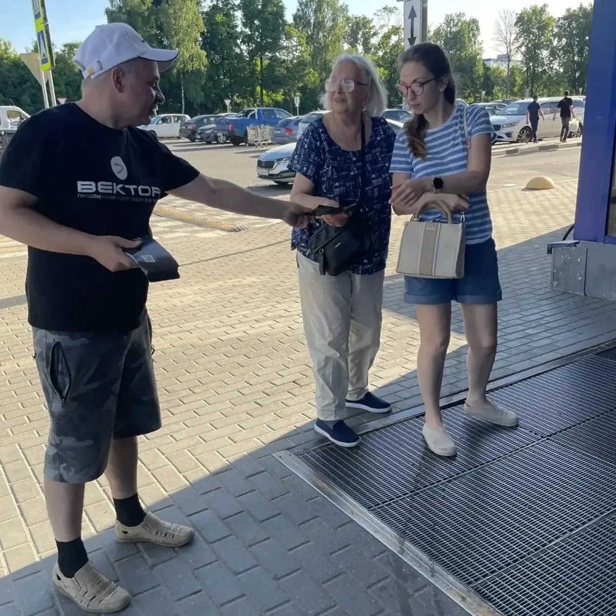 Раздача листовок (г. Истра)
