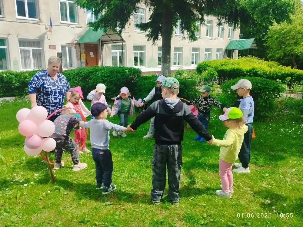 🌞 Давайте заглянем в наше дошкольное отделение! Как проходит лето у наших малышей?🌞

Пока старшекл