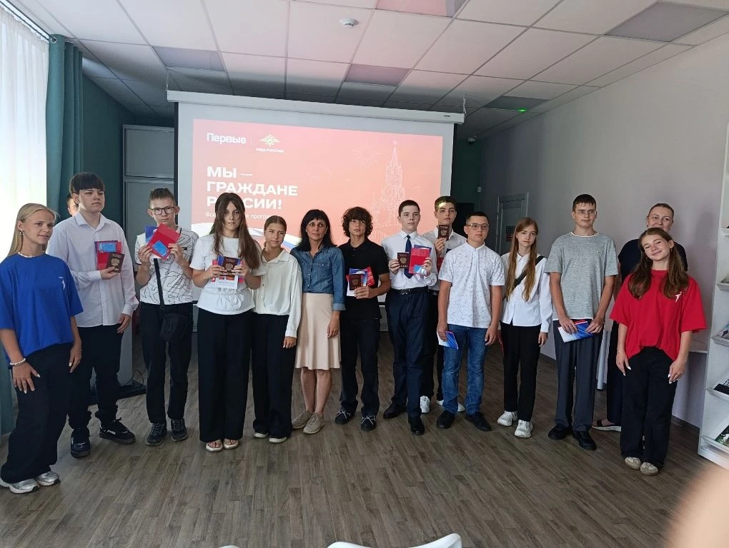 В 14 лет жизнь только начинается: в нашей библиотеке вручили первые паспорта! (12+) 🇷�...