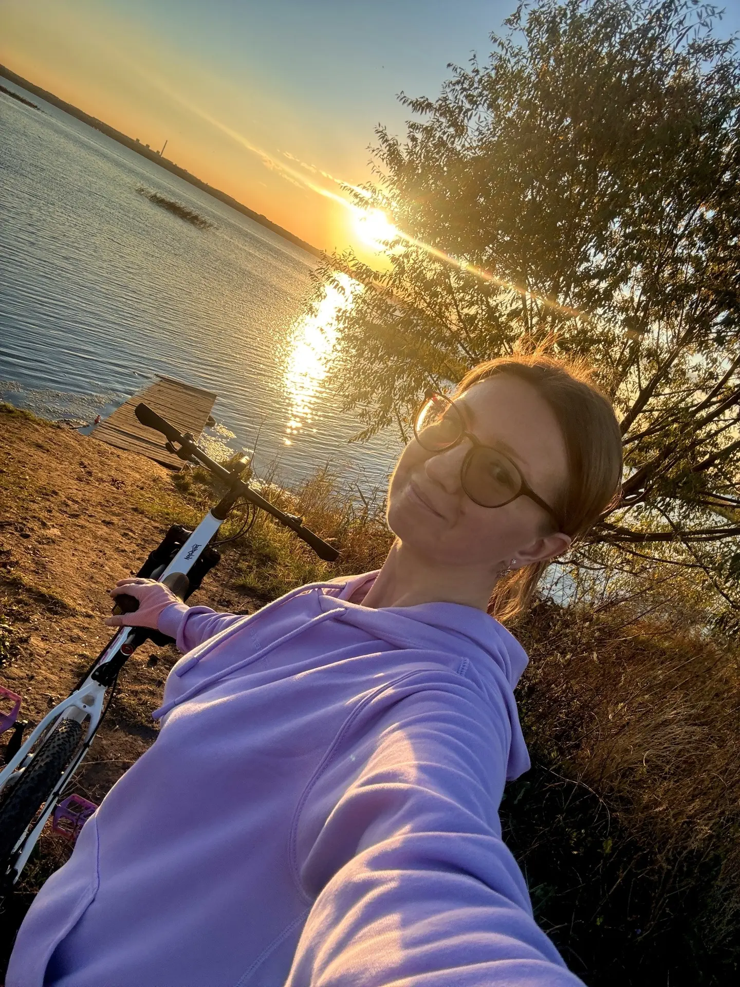 #осеннее_велозакатное 🚴‍♀️ Поехала обследовать новые дебри на закате 🌅 Нашла фотогени...