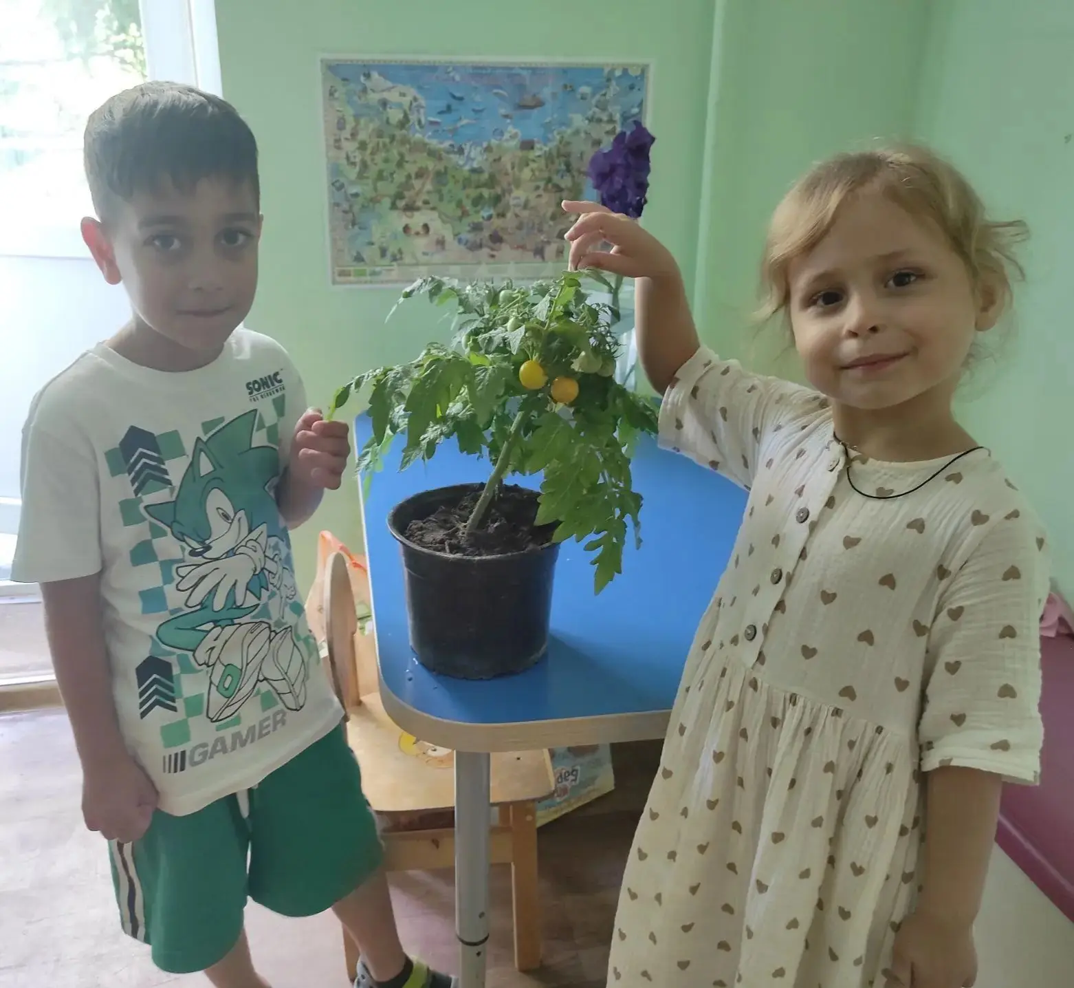 Юные агрономы из группы "Очаровашки" хвастаются своими успехами👩🏻‍🌾👨‍🌾
Посмотрите, какие чудные
