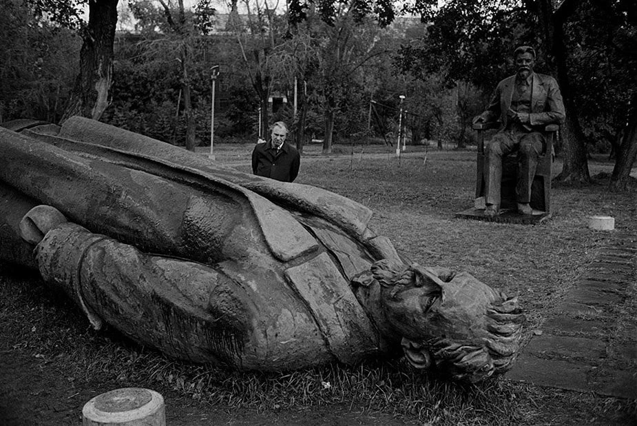 Москва, 1991 год. Памятники советским лидерам. 🗿
