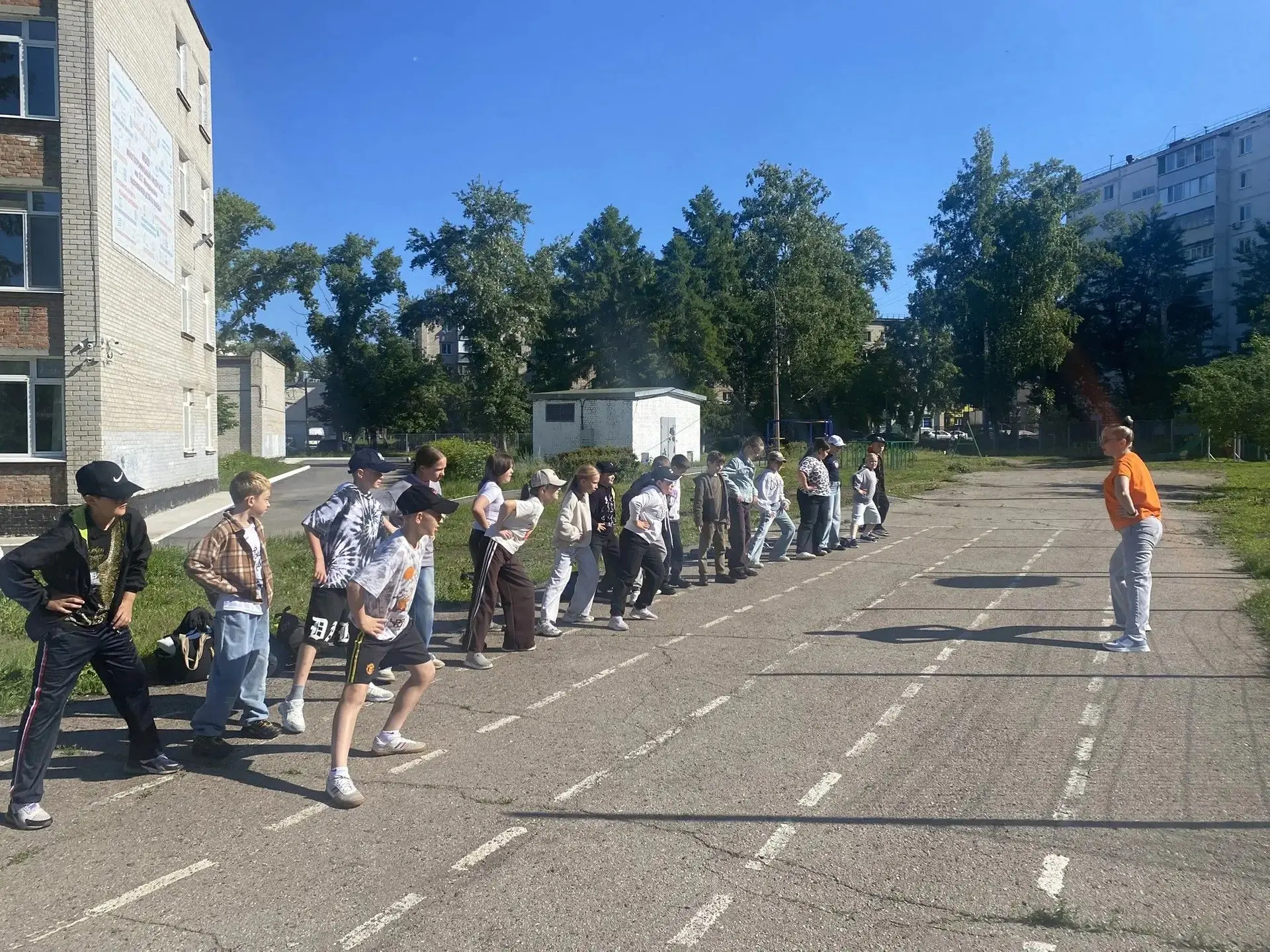 15 июня в школьном лагере "Лукоморье" утро началось с динамичной зарядки, которая помогла разбудить 