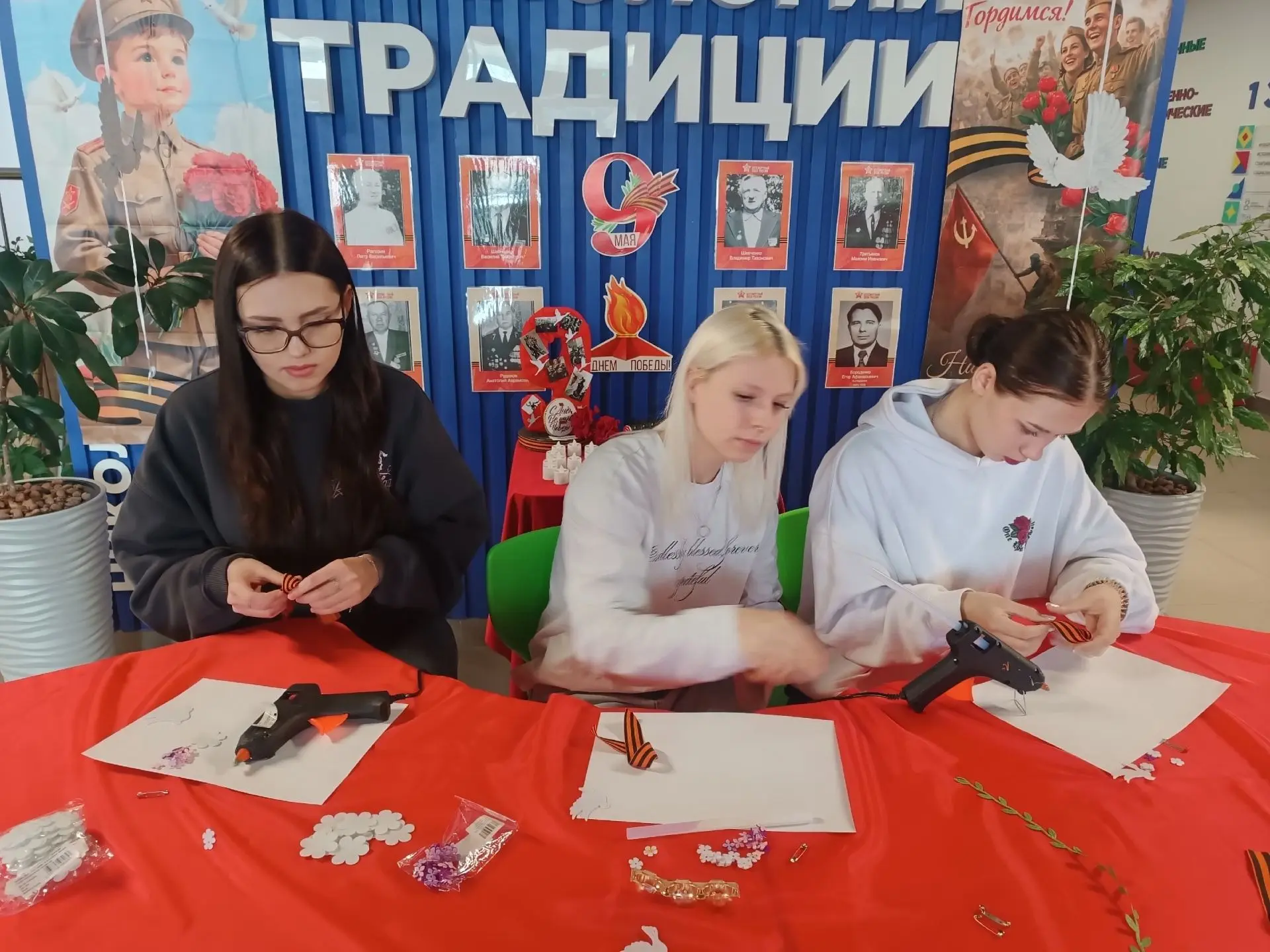 Георгиевская лента - атрибут боевых знамён гвардейских частей Вооружённых Сил РФ и символ памяти под