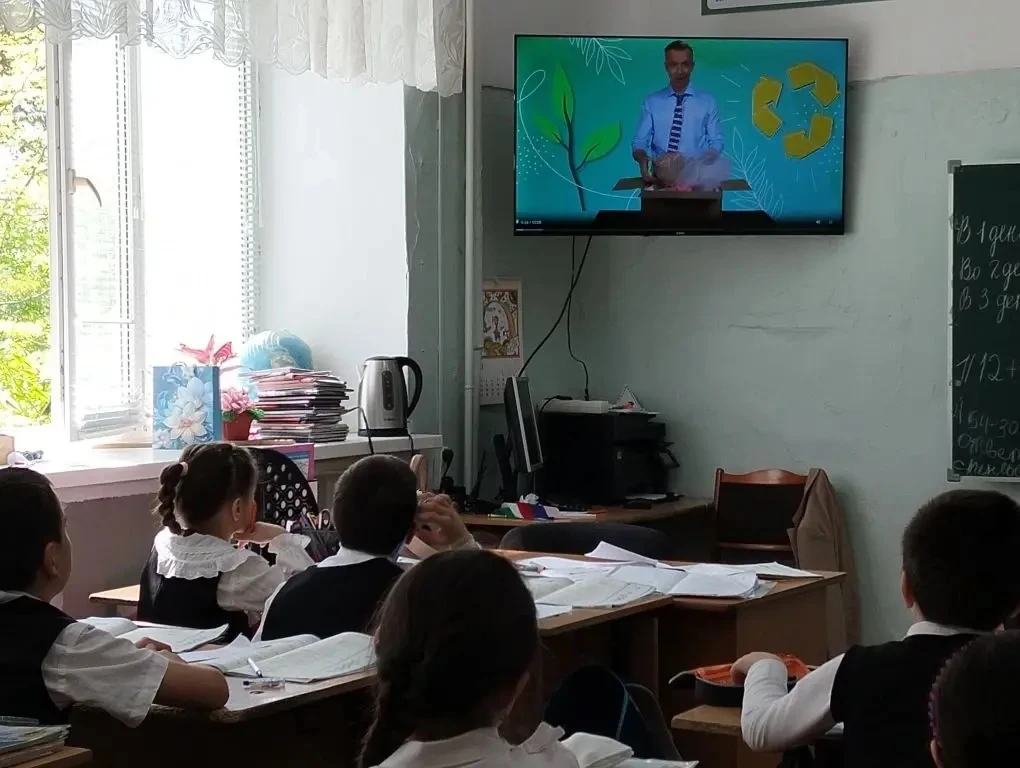 Сегодня во 2 «Ж» классе наши юные экологи посмотрели увлекательный мультфильм с образовательной плат
