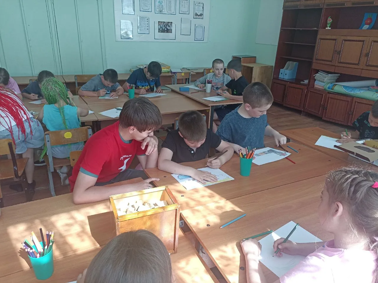 🎨 Активисты Движения Первых приняли участие в акции «Краски детства» и организовали выставку рисунк