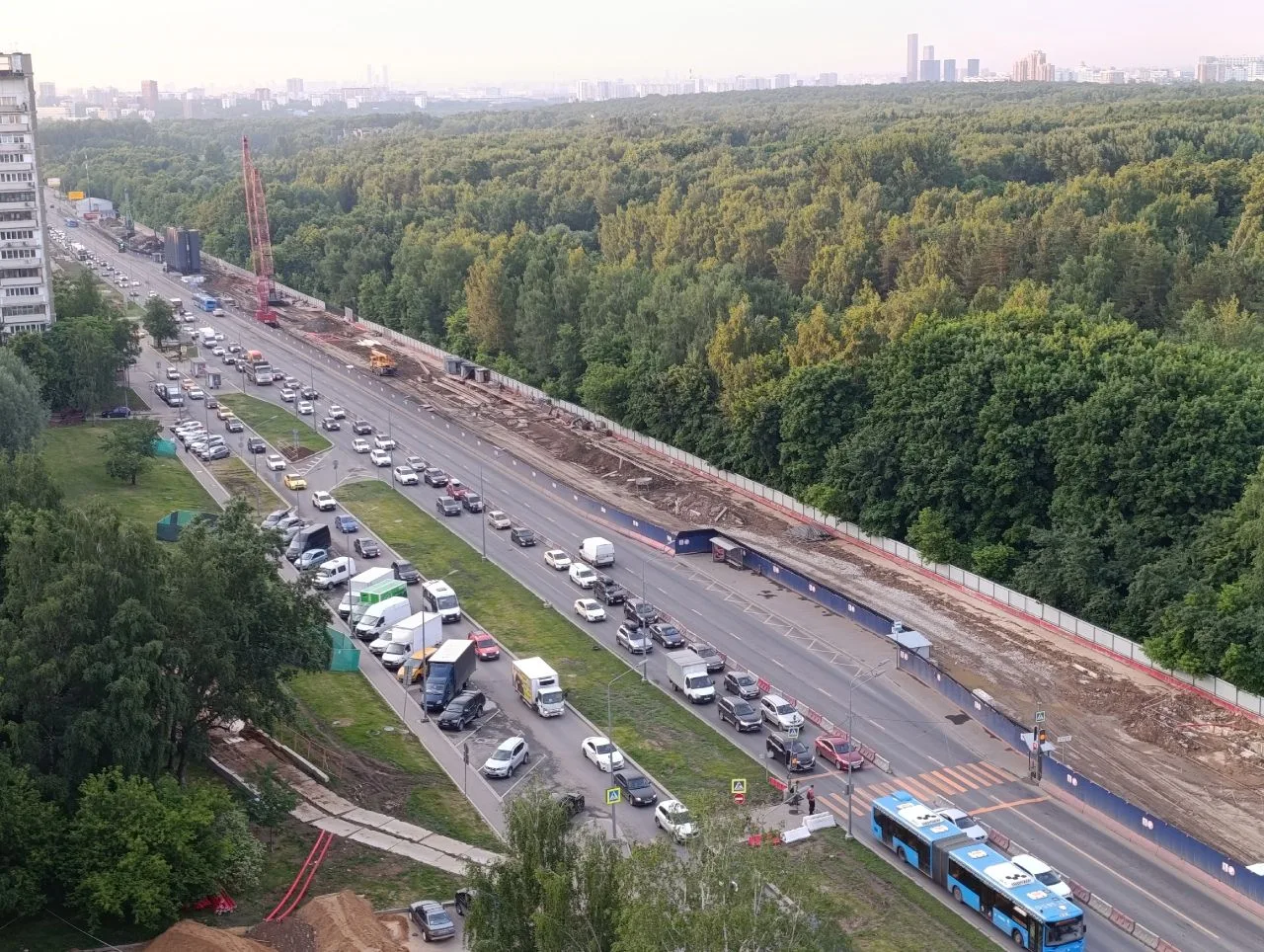 👀 Панорамный обзор строительства 🚇 станции «Липецкая» 🏭 Бирюлëвской линии

На площадку завезли вт
