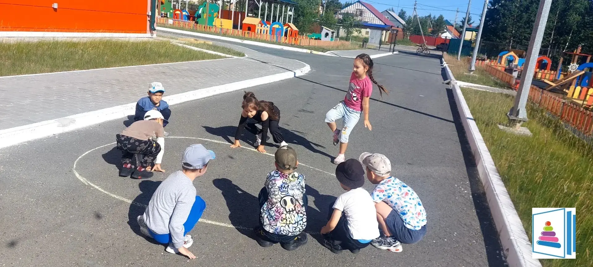 #НиДняБезДвижения.
В старшей группе "Берёзка " дети часто играют в разнообразные подвижные игры, кот