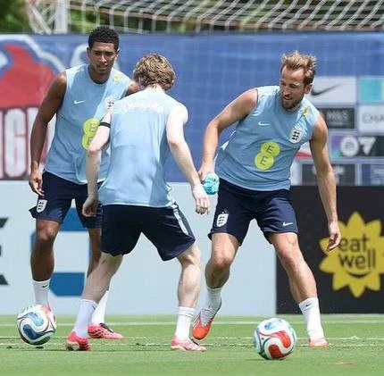 🏴󠁧󠁢󠁥󠁮󠁧󠁿 The Athletic | В субботу вечером сборной Англии было приказано укрыться в помещениях 