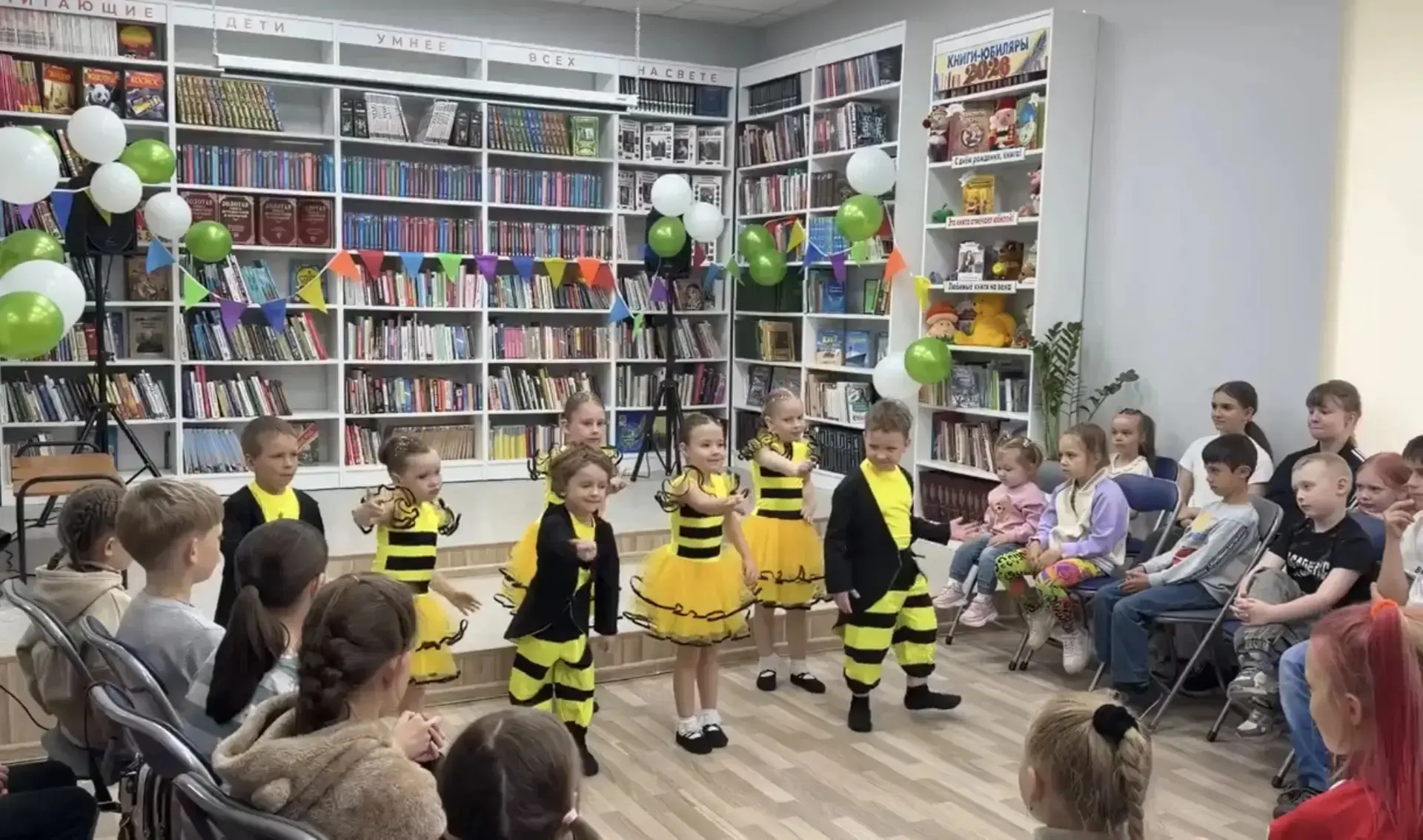 Наши ребята из средних групп  вместе с  хореографом выступили  в центральной библиотеке!