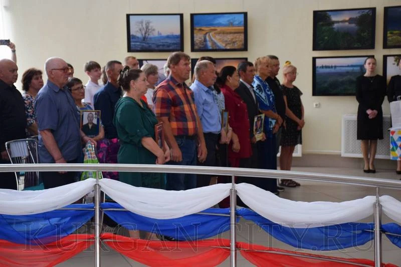 В Кургане семьям погибших бойцов вручили награды «Отец солдата»

Медали получили отцы героев, отдавш