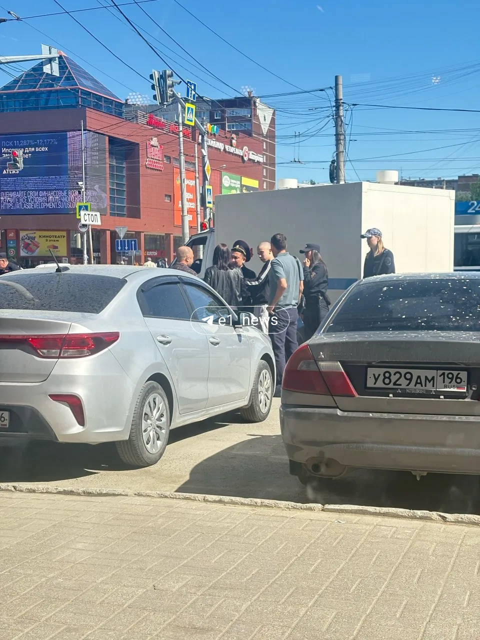 ❗️Силовиков с собаками заметили около ТЦ «Гранат». Читатели сообщают, что они повязали одного парня,