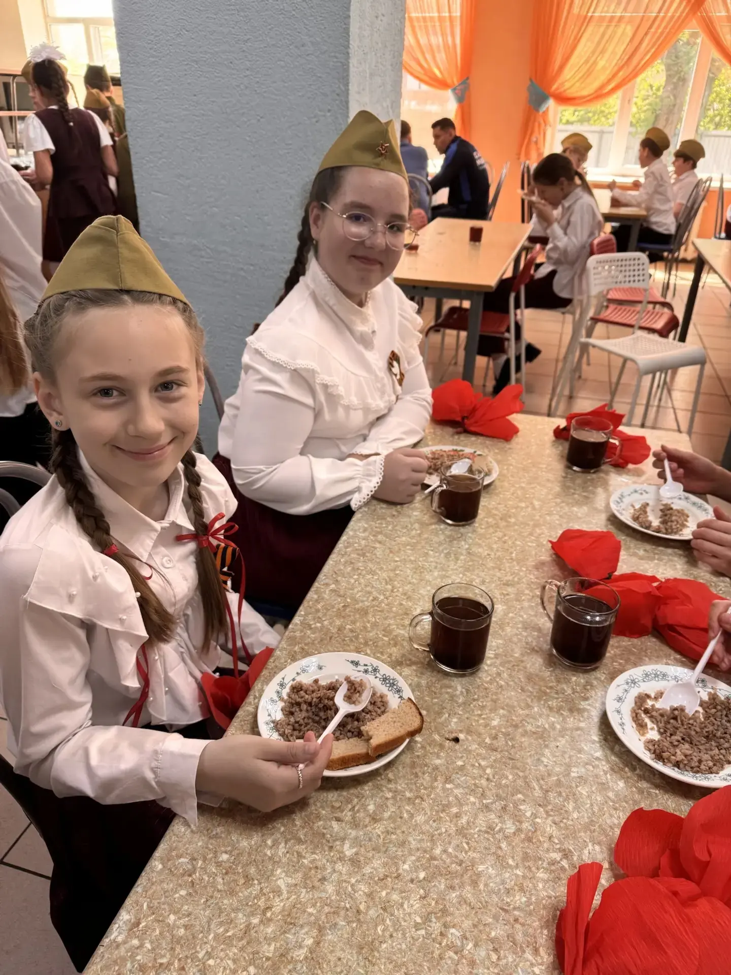 🥣 Вкус истории: в нашей школе прошла акция «Солдатская каша»!  Накануне 81-й годовщины Великой Побед