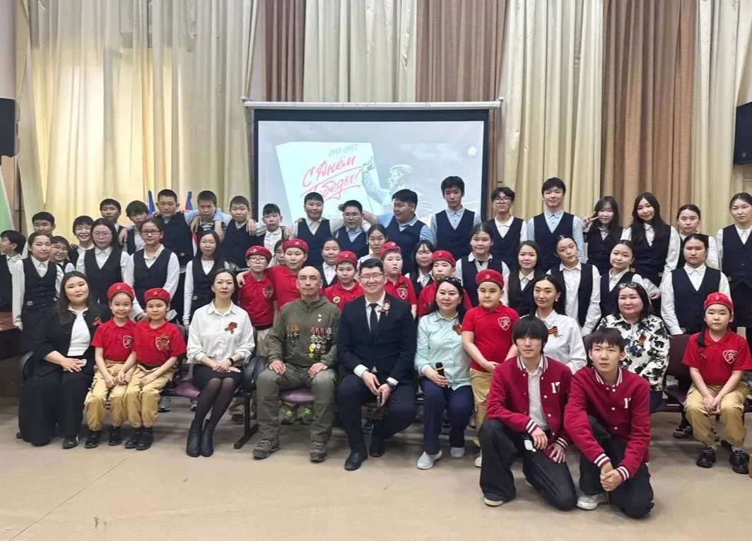 🪖🎖️В Якутии ветераны поделились с молодёжью опытом и историями мужества  В средней школе №17 города 