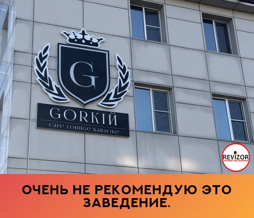 15.04.2026 вечером я спустился в кафе и заказал овощной салат и жареное куриное бедро. Попросил прин