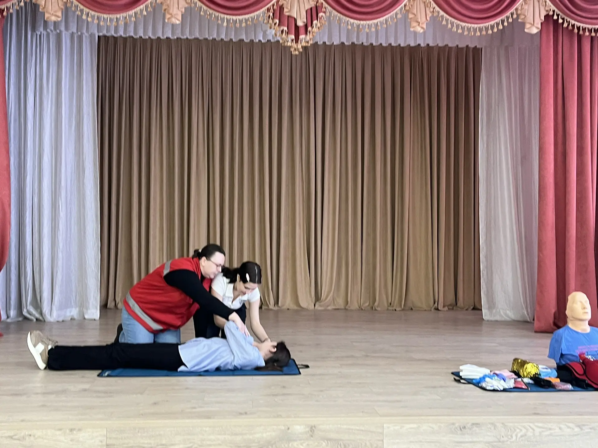 В школе прошли обучающие занятия от специалистов Красного Креста! ❤️  Ребята узнали: 🔹 как оказать п