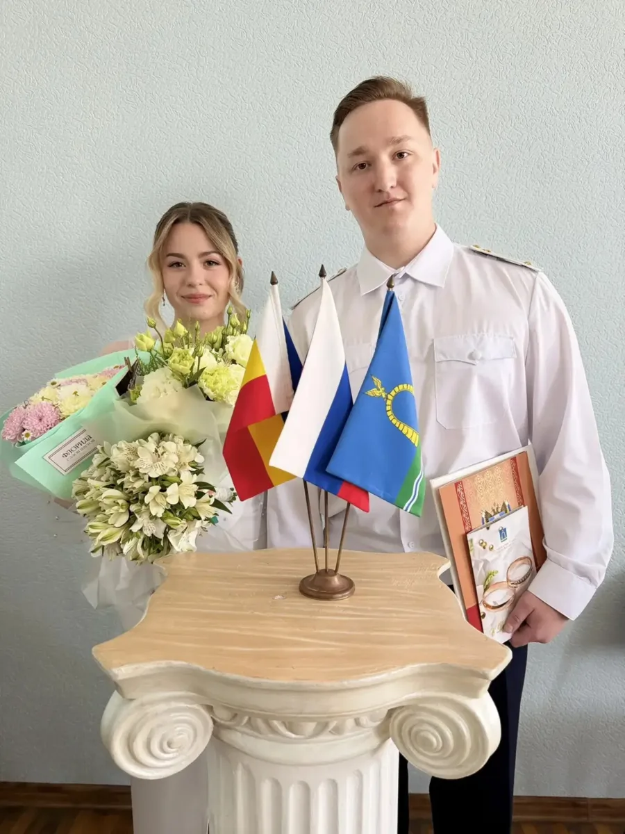 12 семейных союзов зарегистрировали в Батайске в День России

12 июня, в День России, отдел ЗАГС г