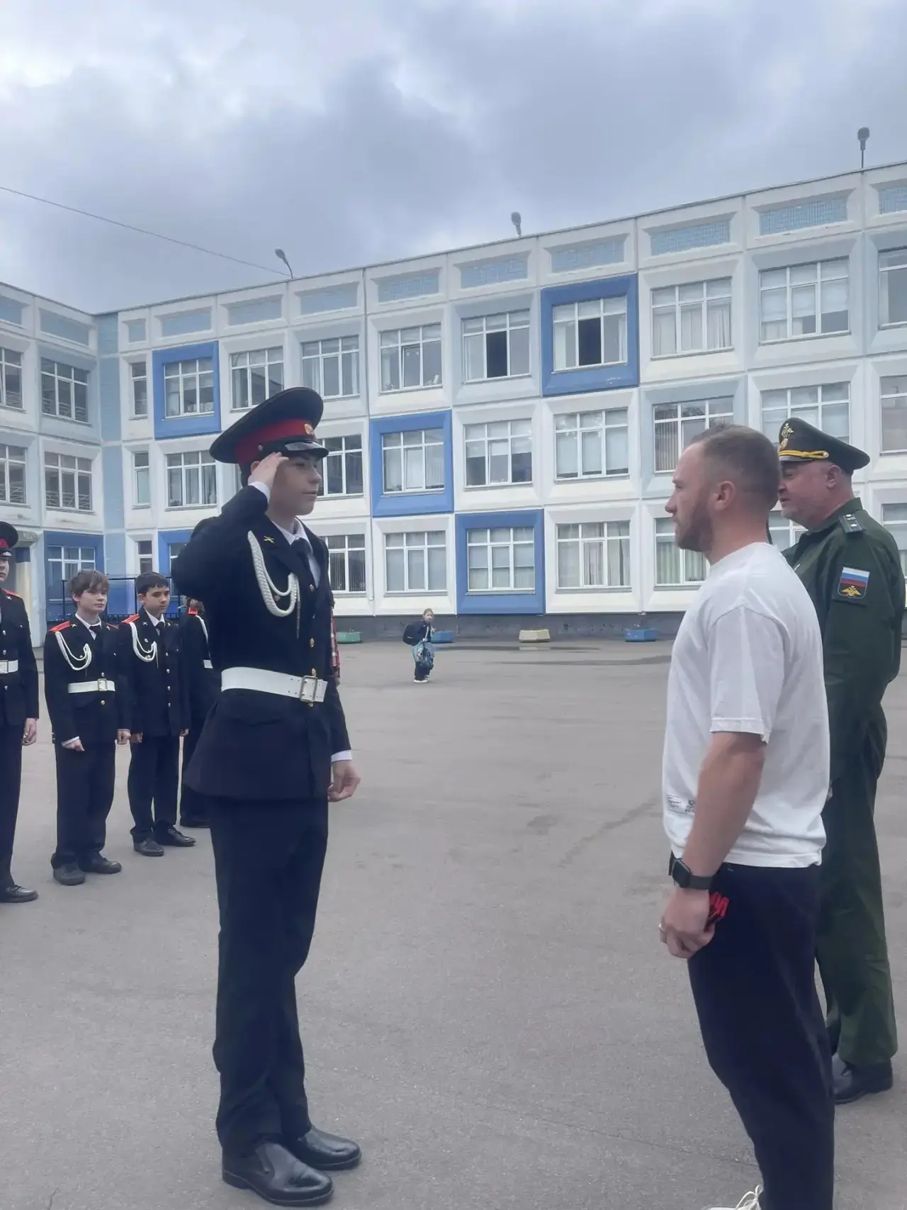 🇷🇺 Понедельник начинается с традиций  В нашей школе новая учебная неделя традиционно началась с торж