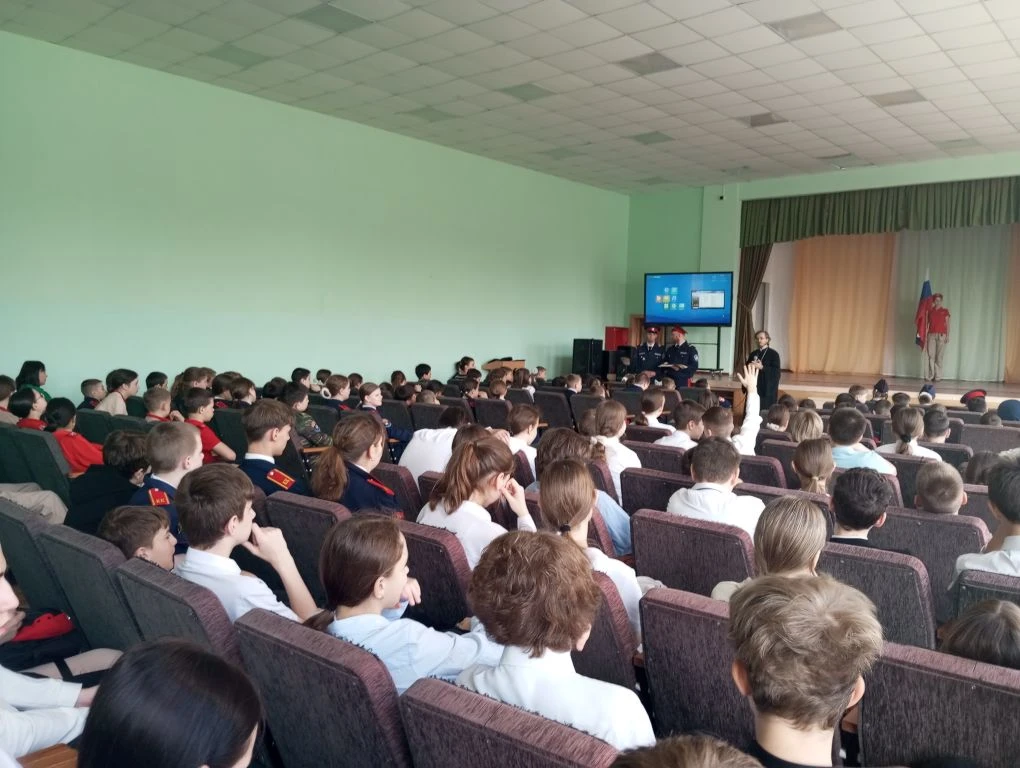Сегодня в школе в рамках  "Разговоров о важном" состоялась встреча кадетов и юнармейцев с отцом Геор