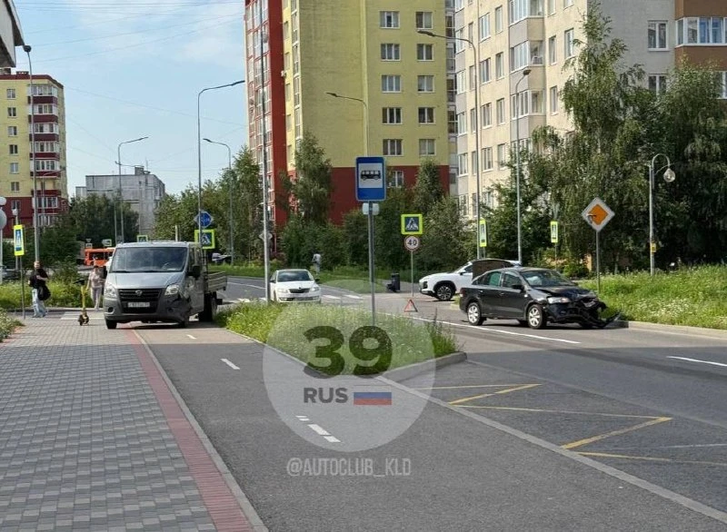 Утреннее ДТП с перекрёстка Рихарда Зорге с ул. Виктора Денисова попало на видеокамеру.