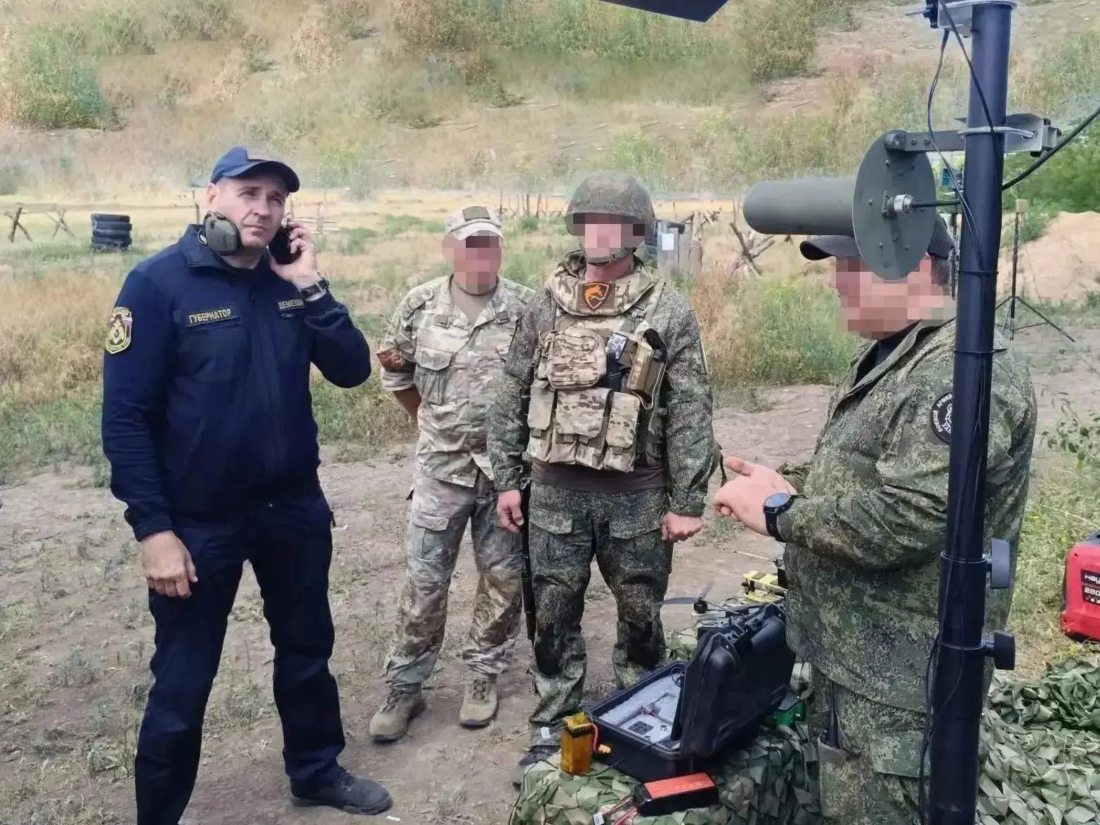 В зоне боевого соприкосновения вручил государственные награды бойцам с Дальнего Востока. Привезли ре