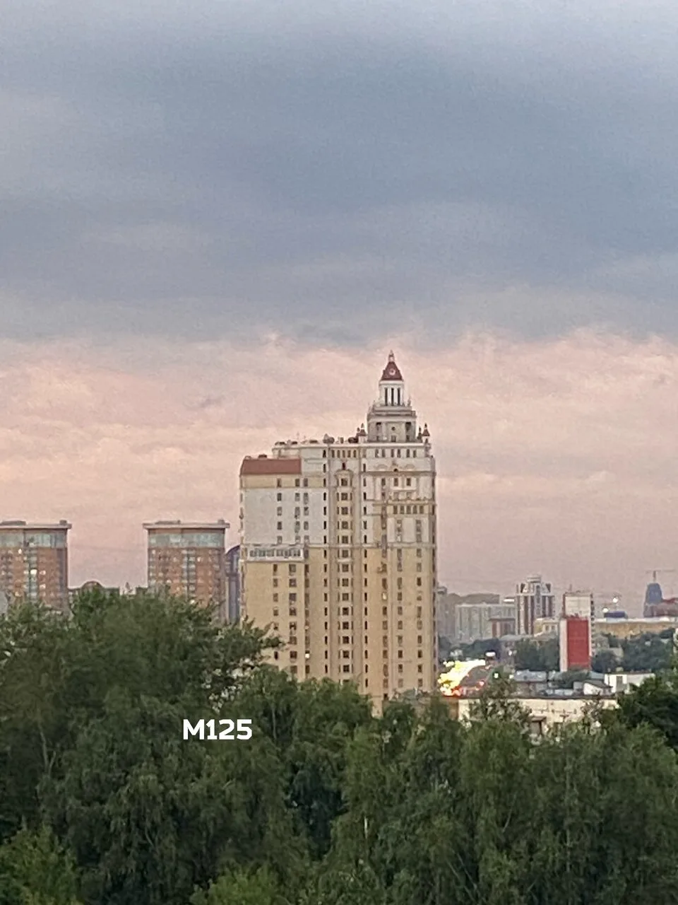 Жители передают, что дом-карандаш на Можайском шоссе сейчас обновляют 👀

Фасад здания красят в белы
