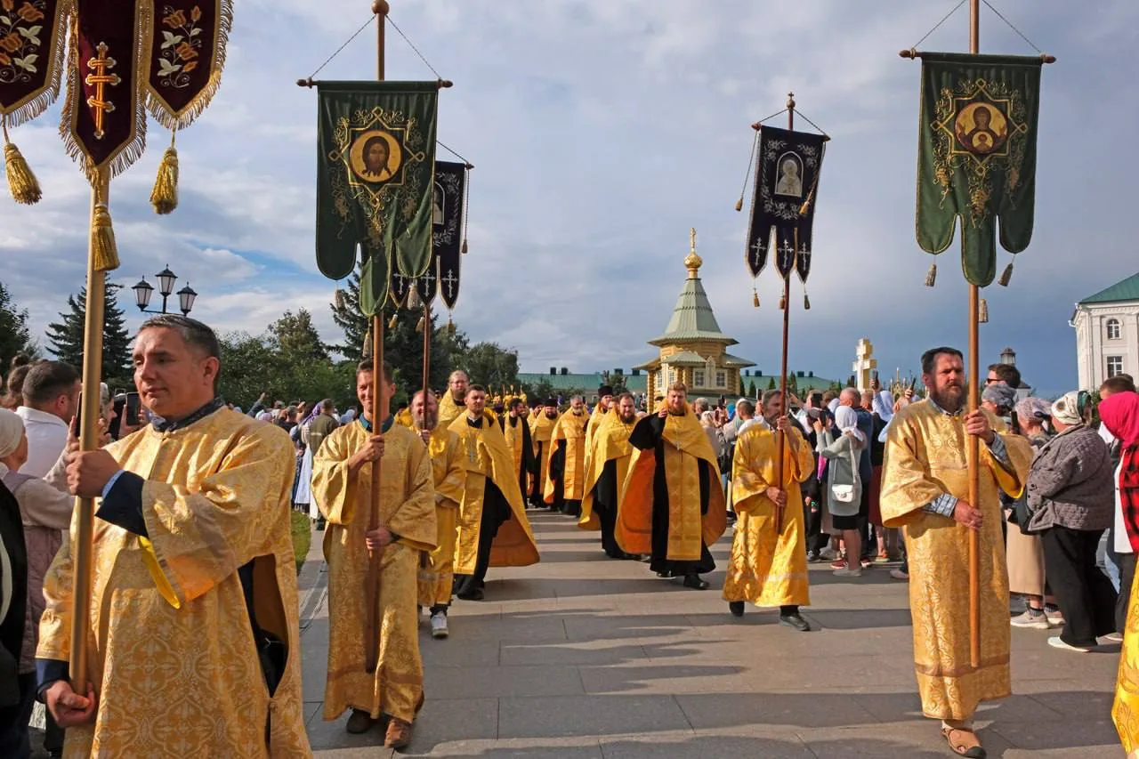 В Серафимо-Дивеевский монастырь привезли десницу святителя Спиридона. Реликвия прибыла ...
