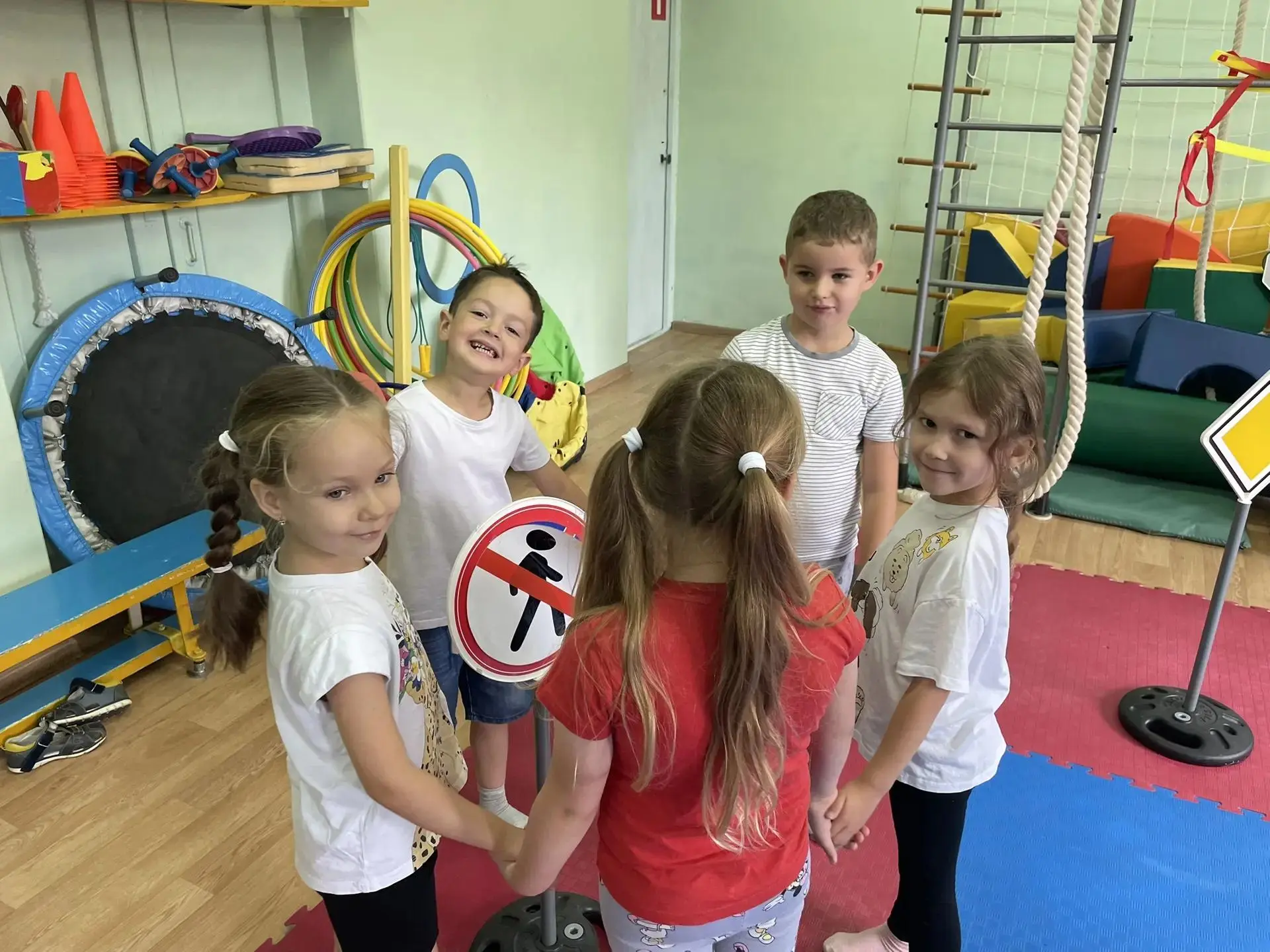 В рамках единого дня ПДД подготовительная группа " Веселые ребята" отправилась в путеше...