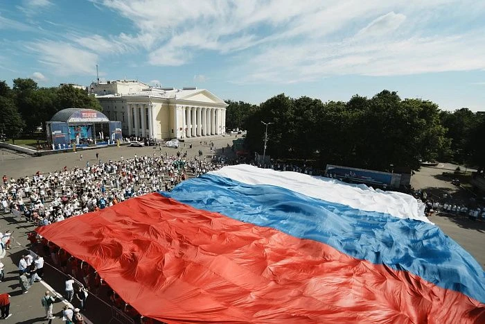 В Кирове развернули самый большой флаг России
 
Педагоги и воспитанники Детско-юношеского центра име