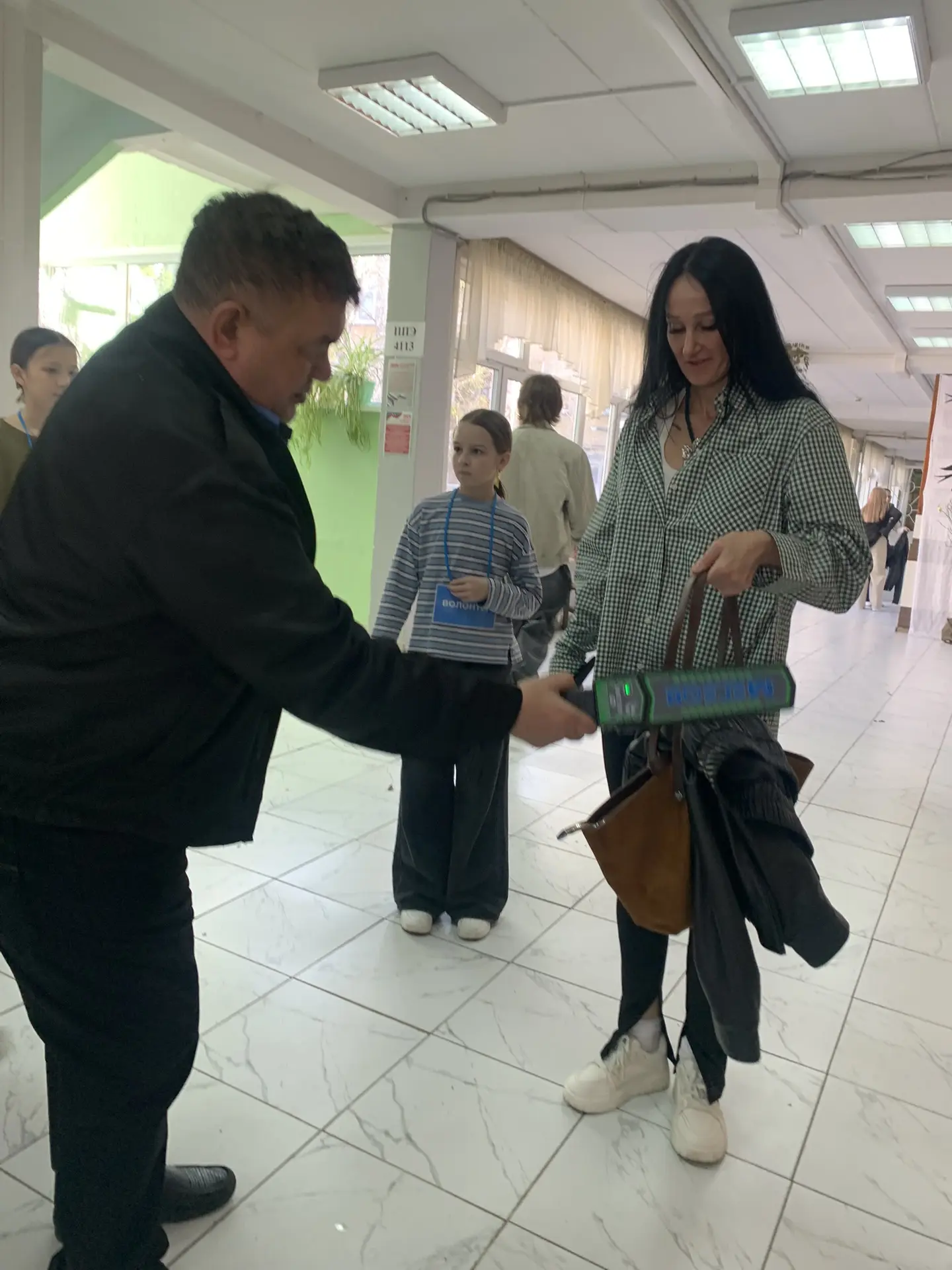 Сегодня родители нашей школы в ходе пробного ЕГЭ прошли через все процедуры экзамена: регистрацию, с