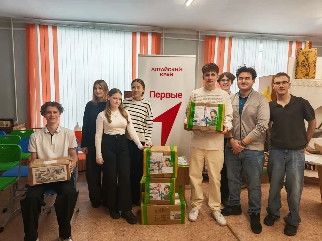 Накануне праздников в барнаульском лицее № 122 прошло торжественное мероприятие. В рамках встречи бы