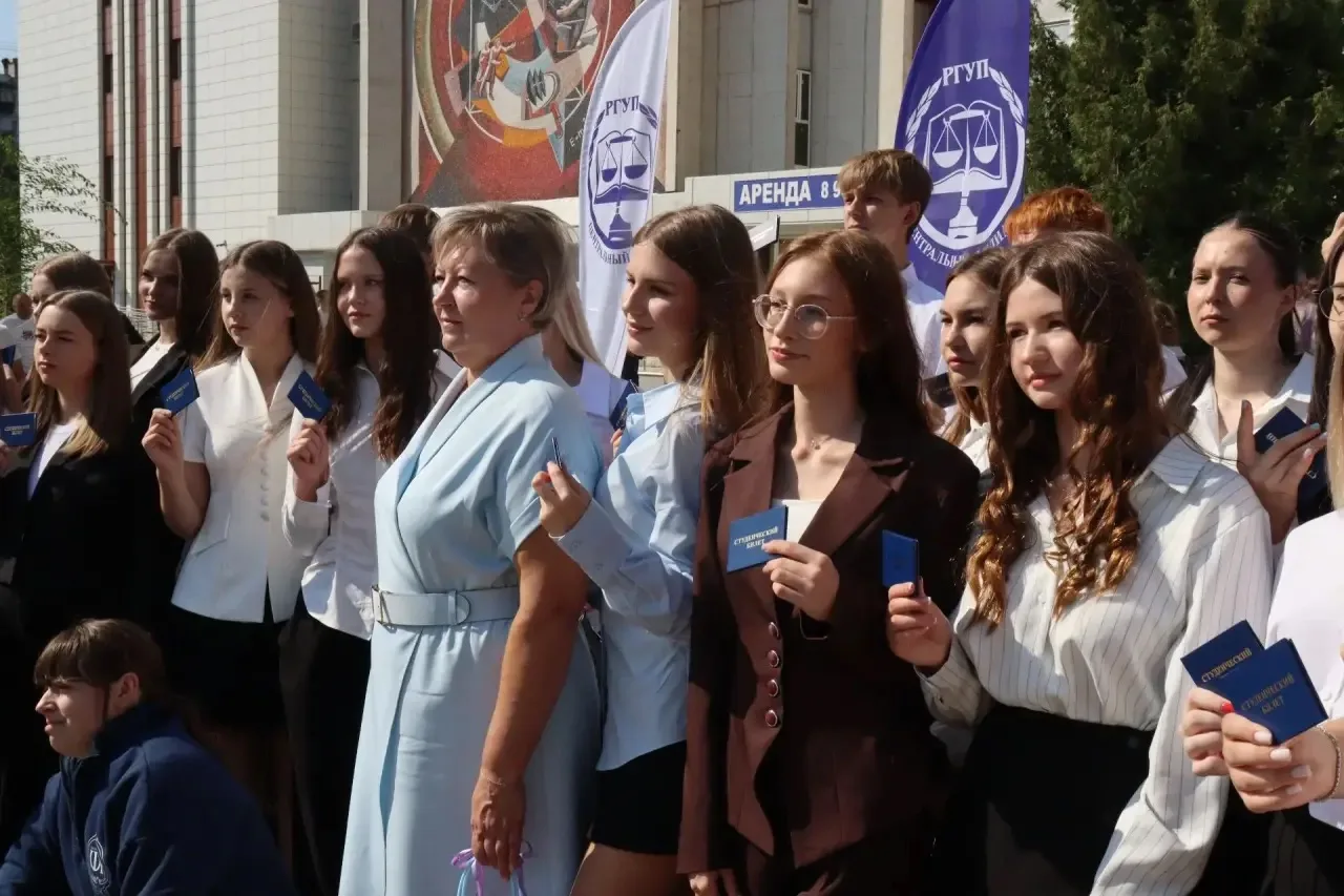 🍁 1 сентября в городском сквере имени генерала армии Н.Ф. Ватутина прошла торжественна...