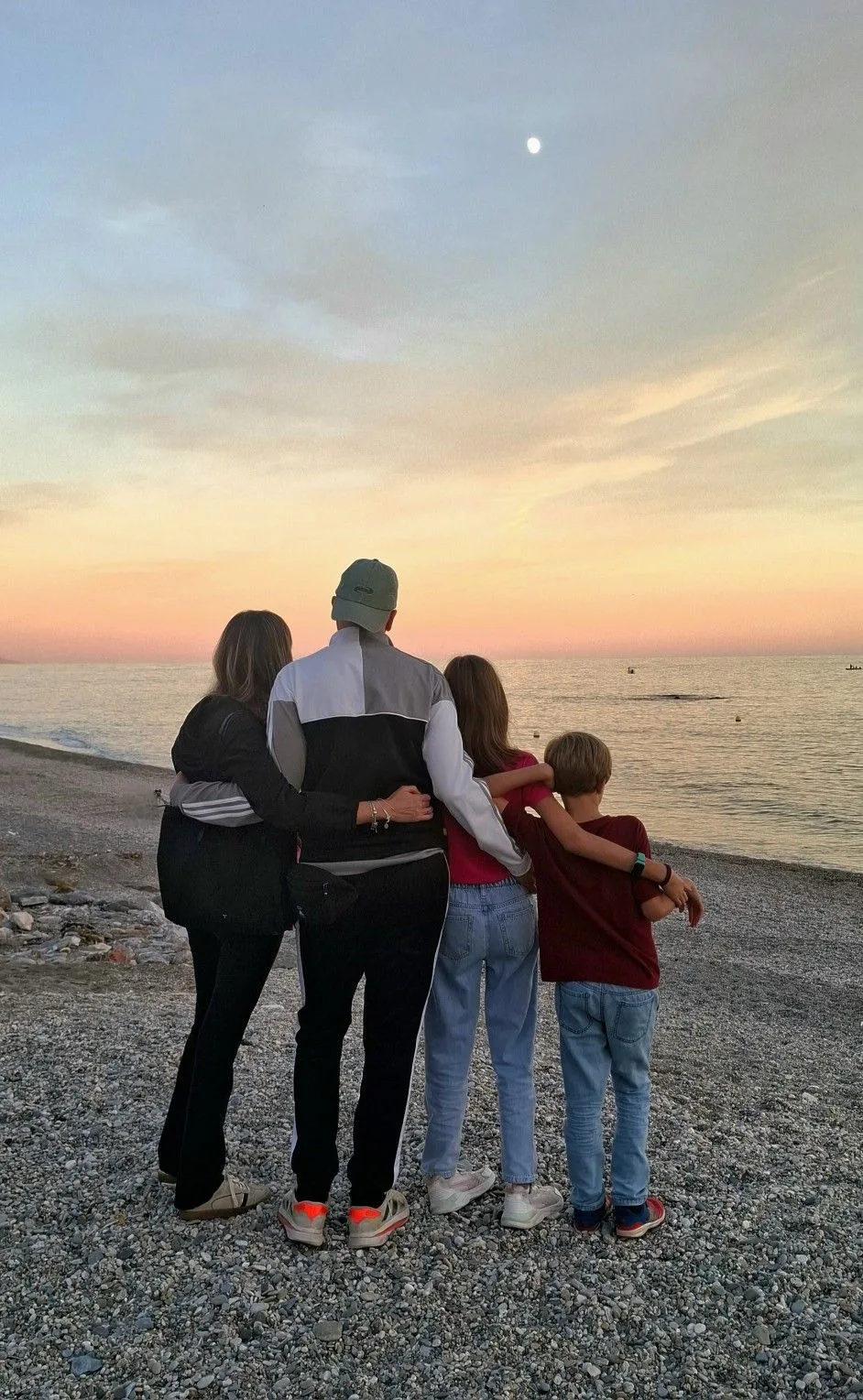 родители обижаются, если ты не хочешь проводить с ними всё свободное время? 💔

🤔 Они говорят: «Мы 