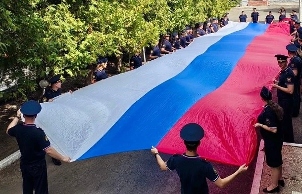 В Орле развернули двадцатиметровый флаг России