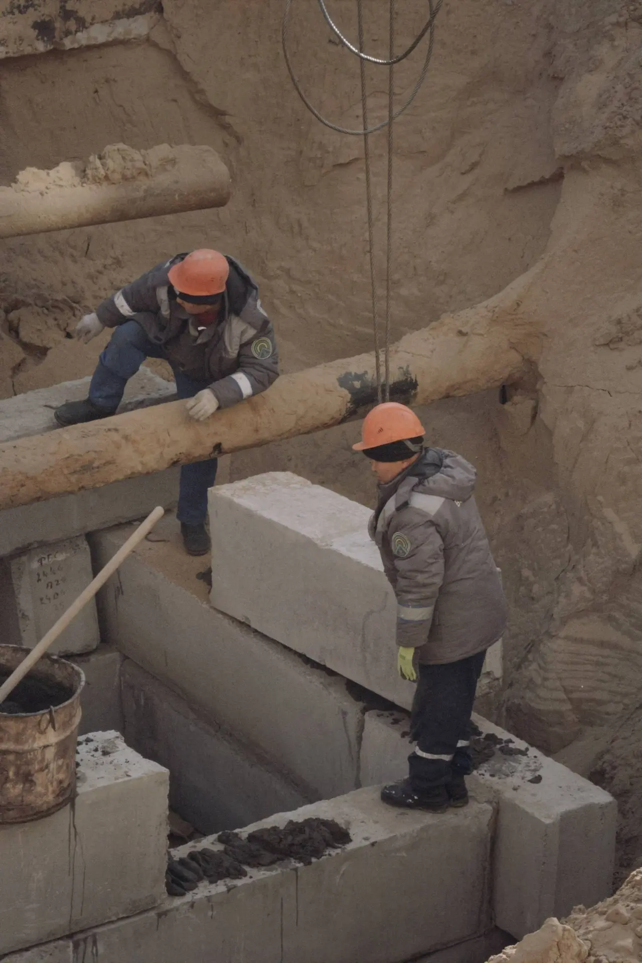 В микрорайоне Энергетик прокладываем новые сети водоснабжения и канализации.   📍Микрорайон развивает