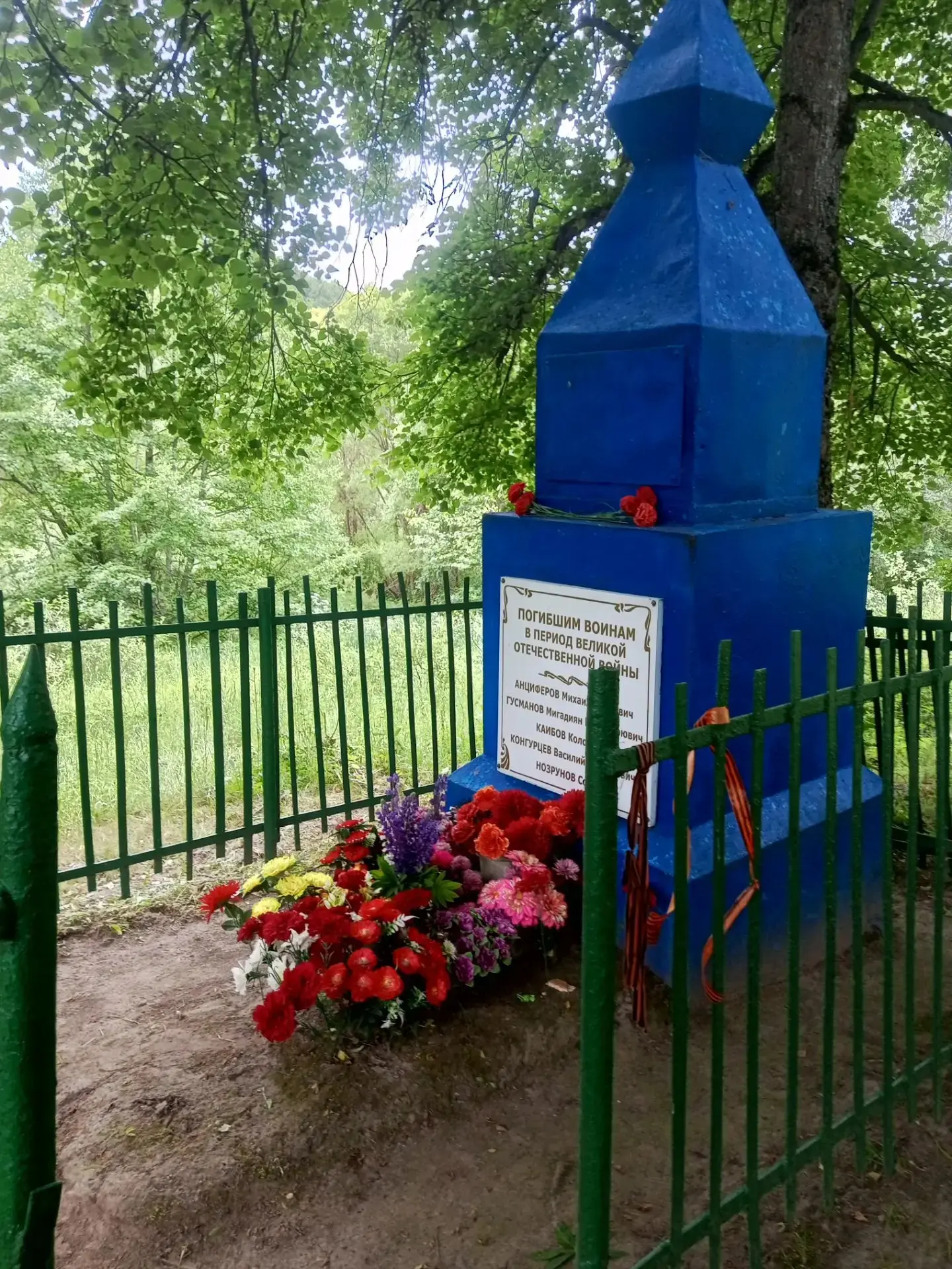 ☘️Очередной день на летней площадке был посвящен уборке памятника. 

💥Благоустройство памятника — э