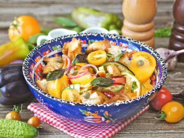 🥗 Итальянский салат «Панцанелла».

Ингредиенты:

• Помидоры – 200 г
• Огурцы – 2 шт.
• Перец сладки