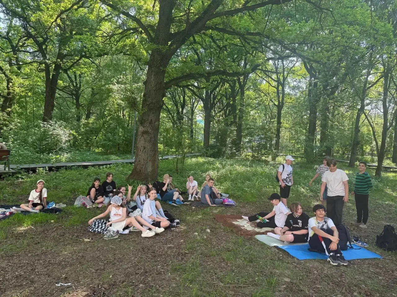 Сегодня провели замечательный пикник с 6 «В» классом в парке «Дубрава» ☀️🌿  Наш пикник под названием