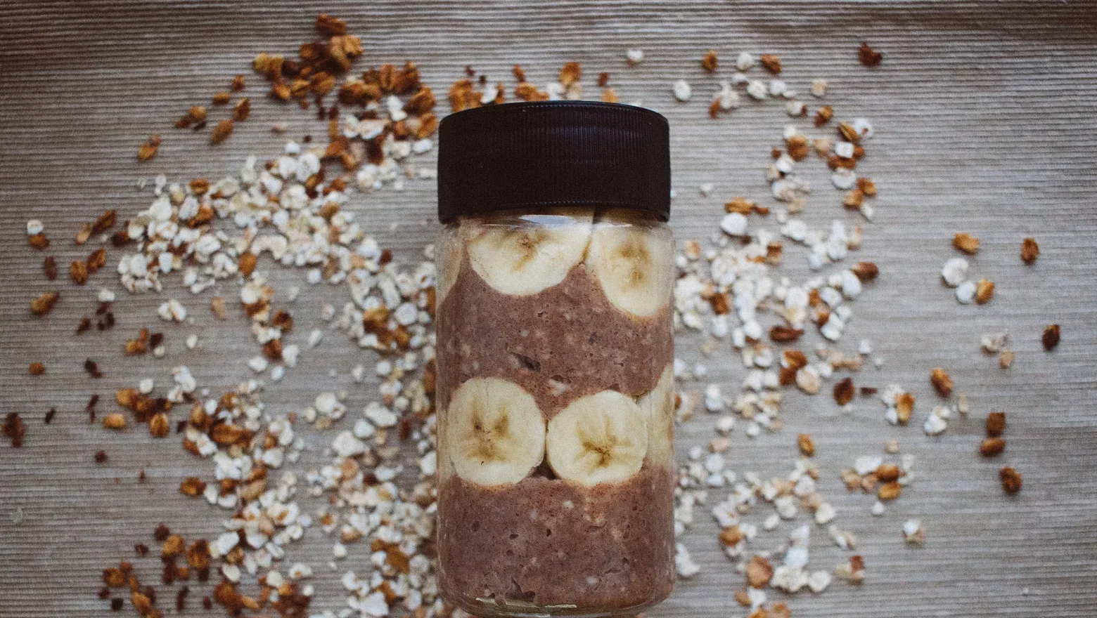 🥣 Овсянка в банке — завтрак на молоке с бананом, какао и корицей.
