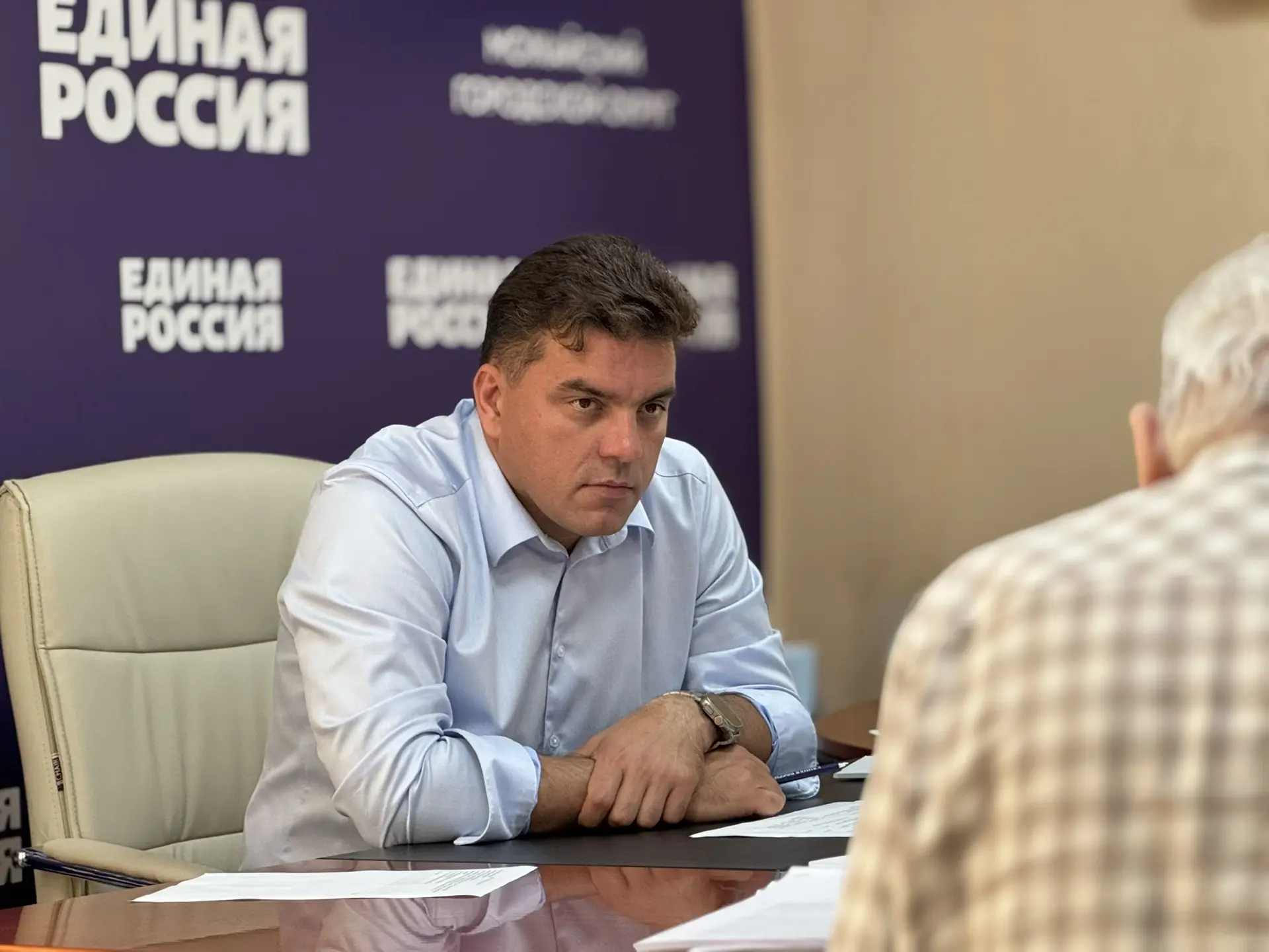 Как секретарь местного отделения партии «Единая Россия» провел прием граждан

Вопросы, с которыми пр