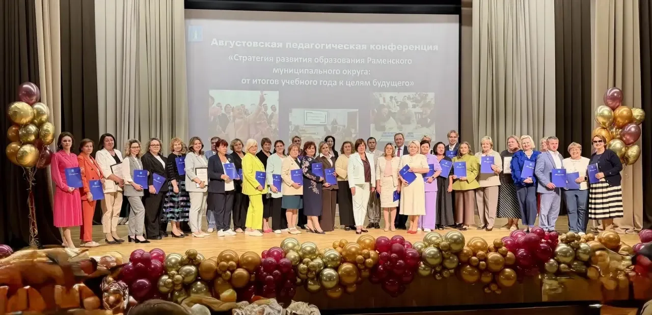 Коллектив МОУ Ново-Харитоновской СОШ10 с УИОП во главе с неизменным директором Валентин...