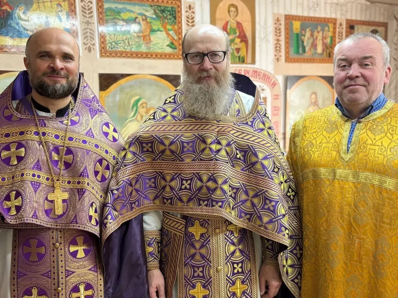 Настоятель Знаменской церкви села Пасегово иерей Михаил Казаковцев и настоятель Троицкой церкви села